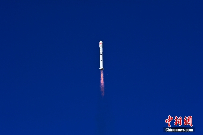 资料图:2023年12月4日12时10分,中国在酒泉卫星发射中心用长征二号丙运载火箭,成功发射埃及二号卫星。援埃及二号卫星项目是中埃两国在共建“一带一路”倡议提出十年来,秉持“共商共建共享”原则,开展全方位务实合作结出的硕果。汪江波 摄 资料图:2023年12月4日12时10分,中国在酒泉卫星发射中心用长征二号丙运载火箭,成功发射埃及二号卫星。援埃及二号卫星项目是中埃两国在共建“一带一路”倡议提出十年来,秉持“共商共建共享”原则,开展全方位务实合作结出的硕果。汪江波 摄