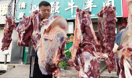 在选购牛肉的早餐店老板贾明。国是直通车 赵斌 摄 在选购牛肉的早餐店老板贾明。国是直通车 赵斌 摄