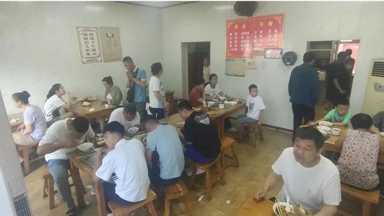 小早餐店坐满了食客。国是直通车 赵斌 摄 小早餐店坐满了食客。国是直通车 赵斌 摄