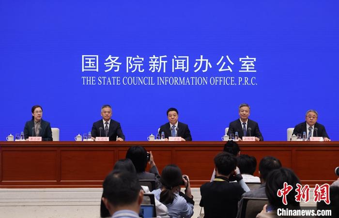 5月16日,中国国务院新闻办公室在北京举行“推动高质量发展”系列主题新闻发布会,江西省委副书记、省长叶建春,江西省委常委、常务副省长任珠峰,江西省科技厅厅长宋德雄,江西省工业和信息化厅厅长应炯围绕“续写红土圣地荣光 推动革命老区高质量发展走在前”作介绍,并答记者问。 a target='_blank' href='/'/a记者 杨可佳 摄 5月16日,中国国务院新闻办公室在北京举行“推动高质量发展”系列主题新闻发布会,江西省委副书记、省长叶建春,江西省委常委、常务副省长任珠峰,江西省科技厅厅长宋德雄,江西省工业和信息化厅厅长应炯围绕“续写红土圣地荣光 推动革命老区高质量发展走在前”作介绍,并答记者问。 a target='_blank' href='/'/a记者 杨可佳 摄