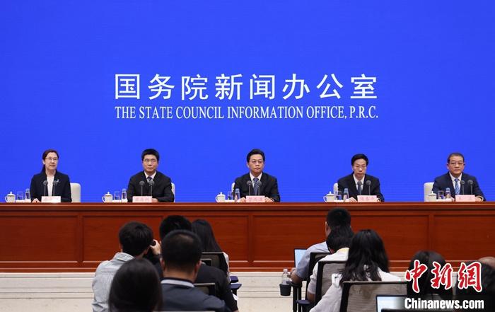 5月20日,中国国务院新闻办公室在北京举行“推动高质量发展”系列主题新闻发布会,宁夏回族自治区党委副书记、自治区主席张雨浦,宁夏回族自治区党委常委、常务副主席陈春平,宁夏回族自治区党委常委、副主席买彦州,宁夏回族自治区副主席王立围绕“以建设黄河流域生态保护和高质量发展先行区为牵引 加快建设现代化美丽新宁夏”作介绍,并答记者问。 a target='_blank' href='/'/a记者 杨可佳 摄 5月20日,中国国务院新闻办公室在北京举行“推动高质量发展”系列主题新闻发布会,宁夏回族自治区党委副书记、自治区主席张雨浦,宁夏回族自治区党委常委、常务副主席陈春平,宁夏回族自治区党委常委、副主席买彦州,宁夏回族自治区副主席王立围绕“以建设黄河流域生态保护和高质量发展先行区为牵引 加快建设现代化美丽新宁夏”作介绍,并答记者问。 a target='_blank' href='/'/a记者 杨可佳 摄