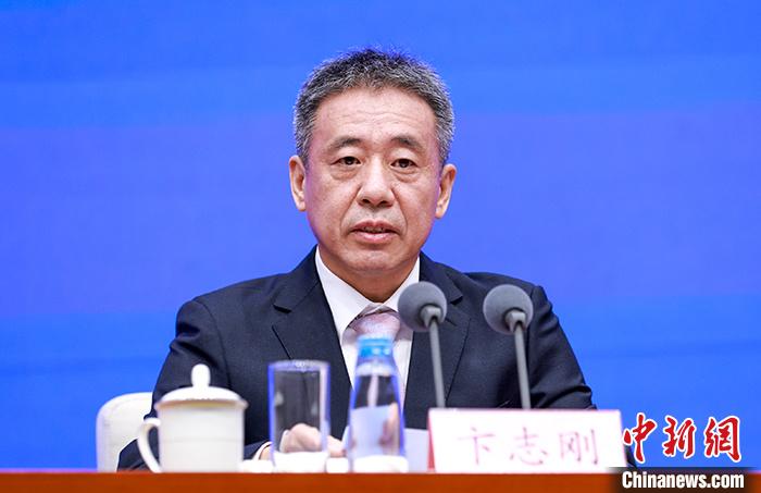 6月27日，中国国务院新闻办公室在北京举行新闻发布会，国家航天局副局长卞志刚，嫦娥六号任务总设计师胡浩，中国航天科技集团有限公司副总经理林益明，国家航天局国际合作司负责人刘云峰，嫦娥六号任务副总设计师、中国科学院国家天文台研究员李春来介绍探月工程嫦娥六号任务有关情况，并答记者问。图为国家航天局副局长卞志刚回答有关问题。 a target='_blank' href='/'/a记者 贾天勇 摄