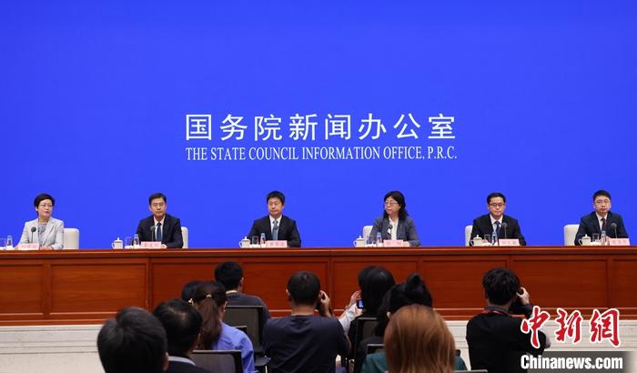 8月1日，中国国务院新闻办公室在北京举行国务院政策例行吹风会，国家医疗保障局副局长黄华波，财政部社会保障司负责人郭阳，国家卫生健康委医政司负责人李大川，国家税务总局社会保险费司司长郑文敏，国家医疗保障局待遇保障司司长樊卫东介绍《关于健全基本医疗保险参保长效机制的指导意见》有关情况，并答记者问。 a target='_blank' href='/'/a记者 杨可佳 摄