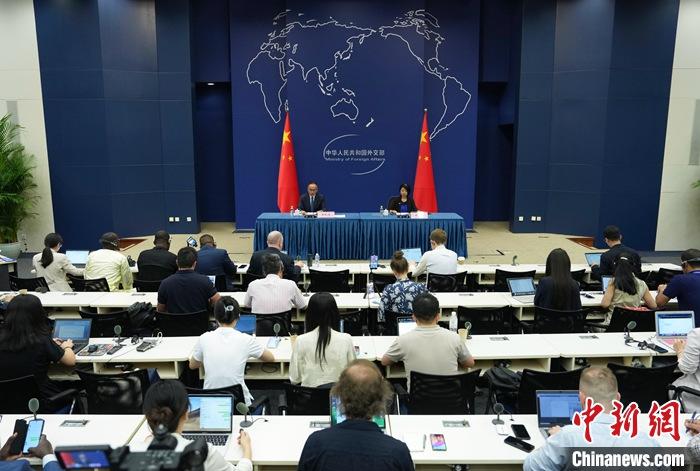8月23日，北京，中国外交部就习近平主席出席2024年中非合作论坛峰会开幕式并举行相关活动向中外媒体吹风。外交部副部长陈晓东介绍有关情况并答问。 a target='_blank' href='/'/a记者 崔楠 摄