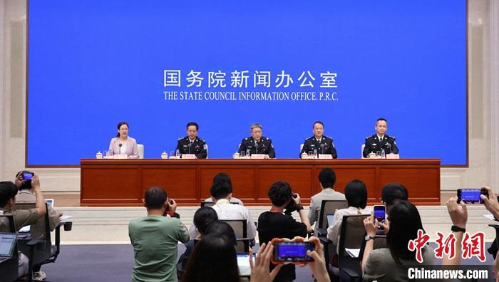 8月27日，中国国务院新闻办公室在北京举行“推动高质量发展”系列主题新闻发布会，公安部分管日常工作的副部长亓延军，治安管理局局长仇保利，环境资源和食品药品犯罪侦查局、知识产权犯罪侦查局局长李剑涛，交通管理局局长王强出席介绍情况，并答记者问。 a target='_blank' href='/'/a记者 杨可佳 摄