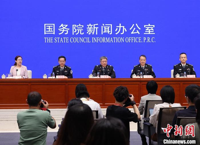 8月27日,中国国务院新闻办公室在北京举行“推动高质量发展”系列主题新闻发布会,公安部分管日常工作的副部长亓延军,治安管理局局长仇保利,环境资源和食品药品犯罪侦查局、知识产权犯罪侦查局局长李剑涛,交通管理局局长王强出席介绍情况,并答记者问。 a target='_blank' href='/'/a记者 杨可佳 摄 8月27日,中国国务院新闻办公室在北京举行“推动高质量发展”系列主题新闻发布会,公安部分管日常工作的副部长亓延军,治安管理局局长仇保利,环境资源和食品药品犯罪侦查局、知识产权犯罪侦查局局长李剑涛,交通管理局局长王强出席介绍情况,并答记者问。 a target='_blank' href='/'/a记者 杨可佳 摄