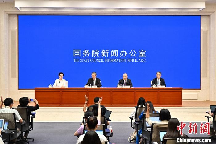 8月29日，中国国务院新闻办公室在北京举行新闻发布会，教育部副部长王嘉毅、教育部教师工作司司长俞伟跃、中国教育科学研究院院长李永智介绍《中共中央 国务院关于弘扬教育家精神加强新时代高素质专业化教师队伍建设的意见》有关情况，并答记者问。 a target='_blank' href='/'/a记者 赵文宇 摄