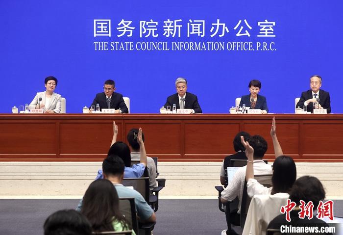 8月30日，中国国务院新闻办公室在北京举行新闻发布会，商务部部长助理唐文弘、北京市副市长司马红、商务部服务贸易和商贸服务业司司长王东堂、北京市商务局局长朴学东介绍中国服务贸易发展和2024年服贸会筹备工作进展情况，并答记者问。 a target='_blank' href='/'/a记者 易海菲 摄