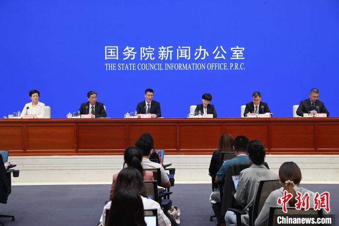 9月5日，中国国务院新闻办公室在北京举行“推动高质量发展”系列主题新闻发布会，中国人民银行副行长陆磊、国家外汇管理局副局长李红燕、中国人民银行货币政策司司长邹澜、中国人民银行信贷市场司司长彭立峰、国家外汇管理局资本项目管理司司长肖胜出席介绍情况，并答记者问。 a target='_blank' href='/'/a记者 张祥毅 摄