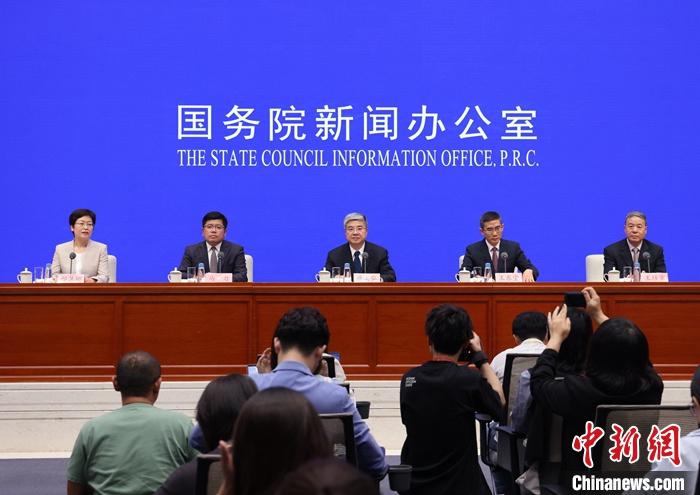 9月10日,中国国务院新闻办公室在北京举行国务院政策例行吹风会,商务部部长助理唐文弘、商务部服务贸易和商贸服务业司司长王东堂、文化和旅游部产业发展司负责人马力、国家知识产权局知识产权运用促进司司长王培章介绍《关于以高水平开放推动服务贸易高质量发展的意见》有关情况,并答记者问。 a target='_blank' href='/'/a记者 杨可佳 摄 9月10日,中国国务院新闻办公室在北京举行国务院政策例行吹风会,商务部部长助理唐文弘、商务部服务贸易和商贸服务业司司长王东堂、文化和旅游部产业发展司负责人马力、国家知识产权局知识产权运用促进司司长王培章介绍《关于以高水平开放推动服务贸易高质量发展的意见》有关情况,并答记者问。 a target='_blank' href='/'/a记者 杨可佳 摄