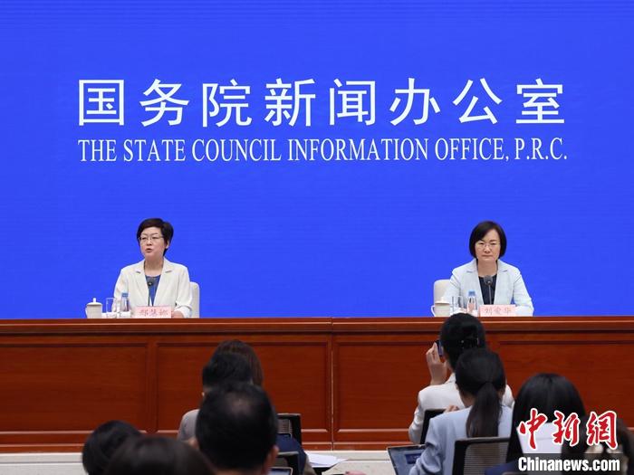 9月14日,中国国务院新闻办公室在北京举行新闻发布会。国家统计局新闻发言人、总经济师、国民经济综合统计司司长刘爱华介绍2024年8月份国民经济运行情况,并答记者问。 a target='_blank' href='/'/a记者 杨可佳 摄 9月14日,中国国务院新闻办公室在北京举行新闻发布会。国家统计局新闻发言人、总经济师、国民经济综合统计司司长刘爱华介绍2024年8月份国民经济运行情况,并答记者问。 a target='_blank' href='/'/a记者 杨可佳 摄